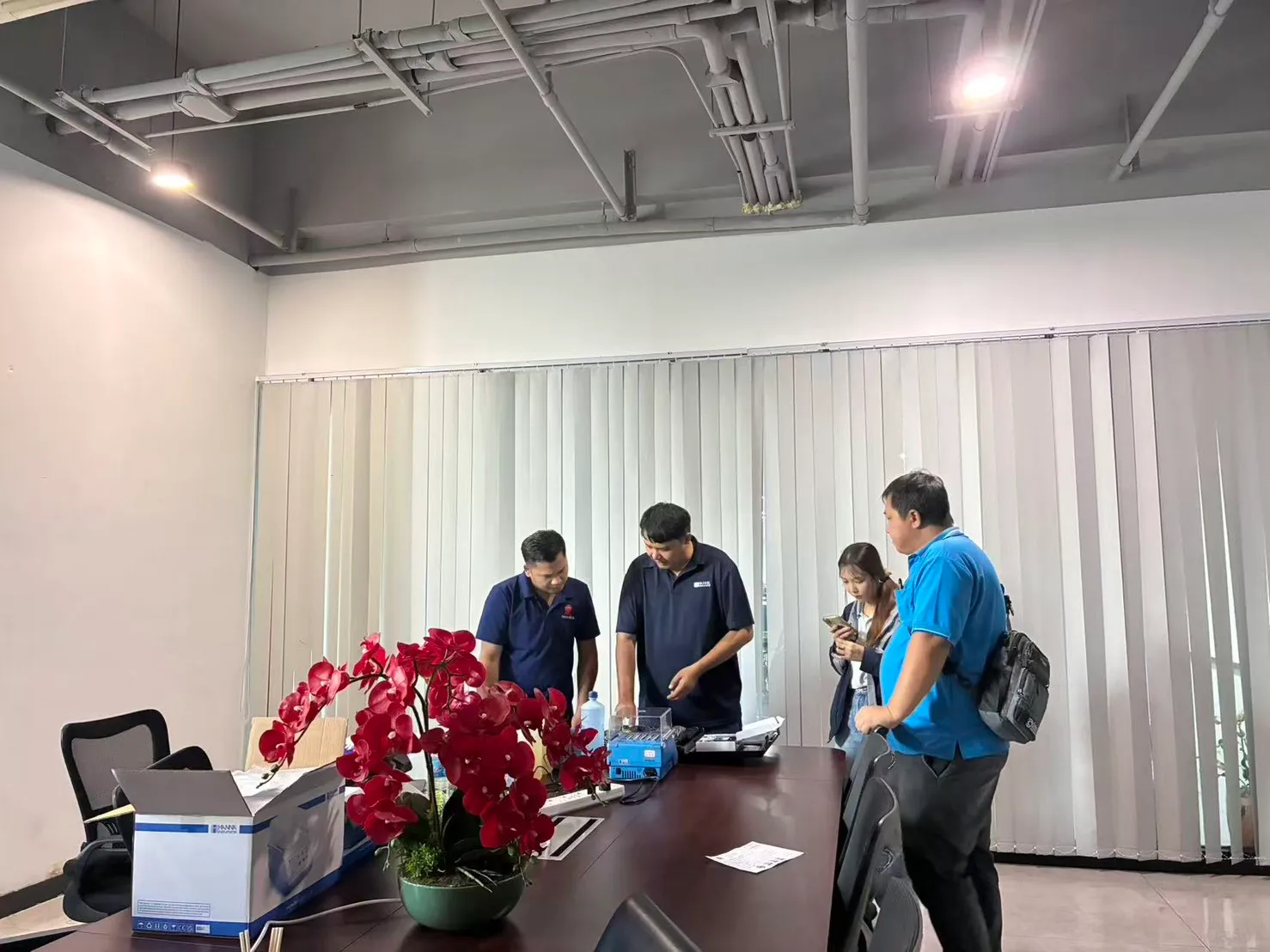 ทีมงานอบรมการใช้เครื่องมือวิเคราะห์คุณภาพน้ำที่สำนักงานลูกค้า